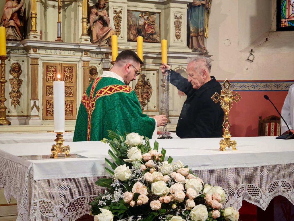 LJUDI KOJI GRADE ŽUPU -  ZVONARI I SAKRISTANI KAO MOST PREMA OLTARU